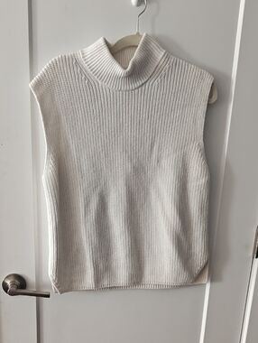 Abercrombie & Fitch Off-White Sleeveless Turtleneck Sweater Vest